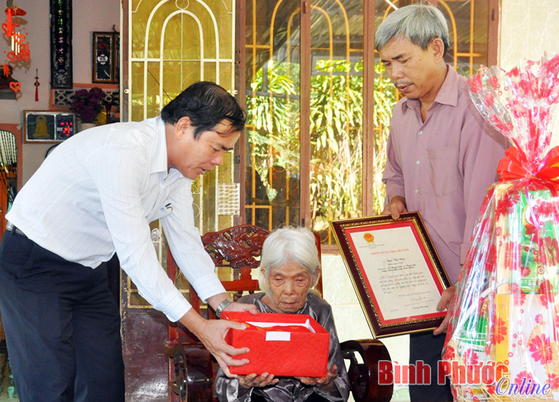 L&atilde;nh đạo tỉnh thăm, tặng qu&agrave; người cao tuổi Đồng Ph&uacute;, Chơn Th&agrave;nh