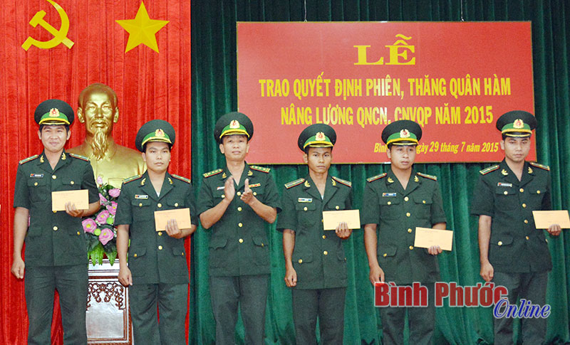 136 qu&acirc;n nh&acirc;n bi&ecirc;n ph&ograve;ng được n&acirc;ng lương, thăng qu&acirc;n h&agrave;m
