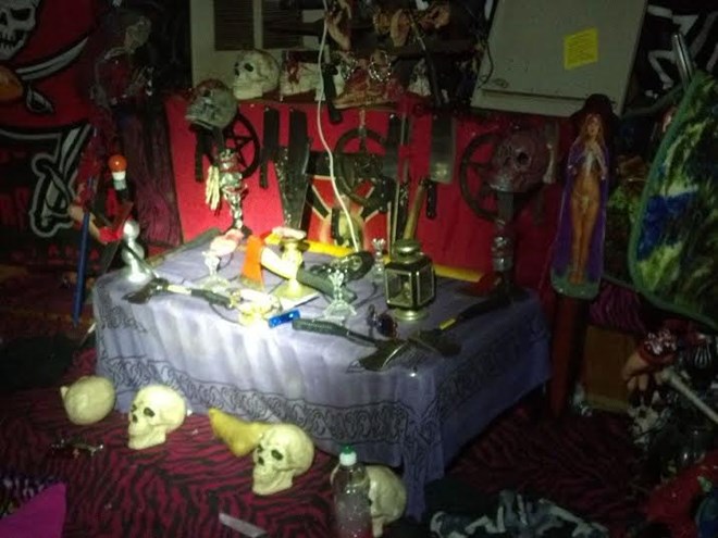 “Ngôi nhà kinh hoàng” với hơn 3.700 lưỡi dao treo lủng lẳng ở Florida