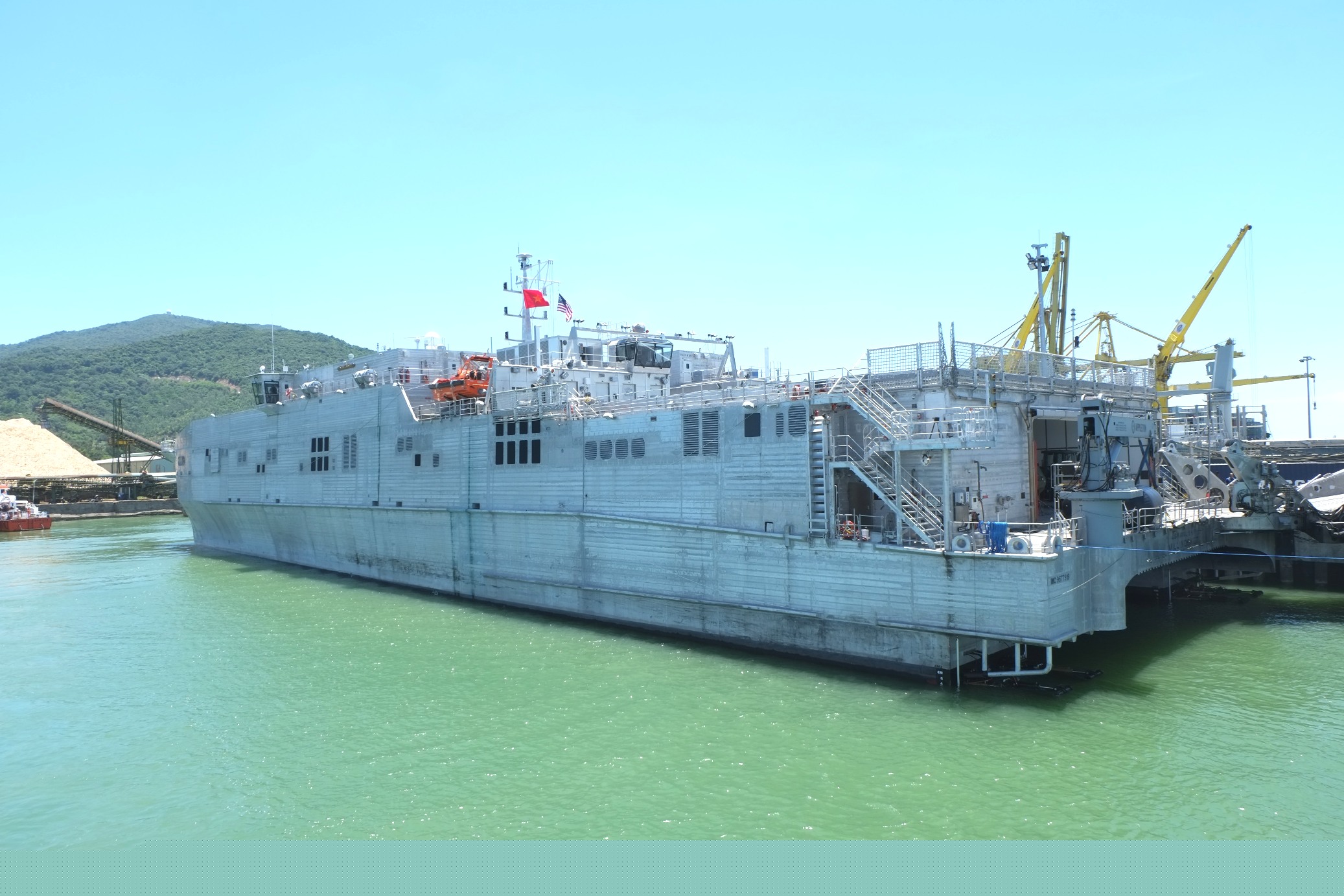 Siêu bệnh viện di động của Hải quân Hoa Kỳ đến Đà Nẵng