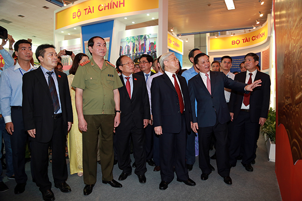 Tổng B&iacute; thư Nguyễn Ph&uacute; Trọng thăm Triển l&atilde;m 70 năm Th&agrave;nh tựu kinh tế - x&atilde; hội