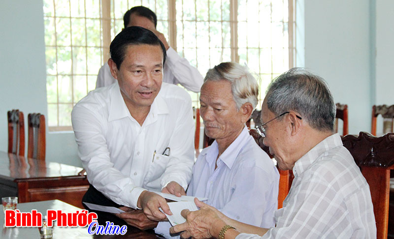 Chủ nhiệm Ủy ban Kiểm tra Tỉnh ủy Nguyễn Văn Dũng thăm và tặng quà các gia đình chính sách