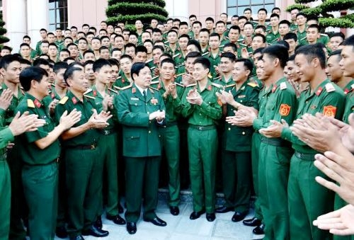 Bộ trưởng Ph&ugrave;ng Quang Thanh tr&ograve; chuyện th&acirc;n mật với c&aacute;c chiến sĩ
