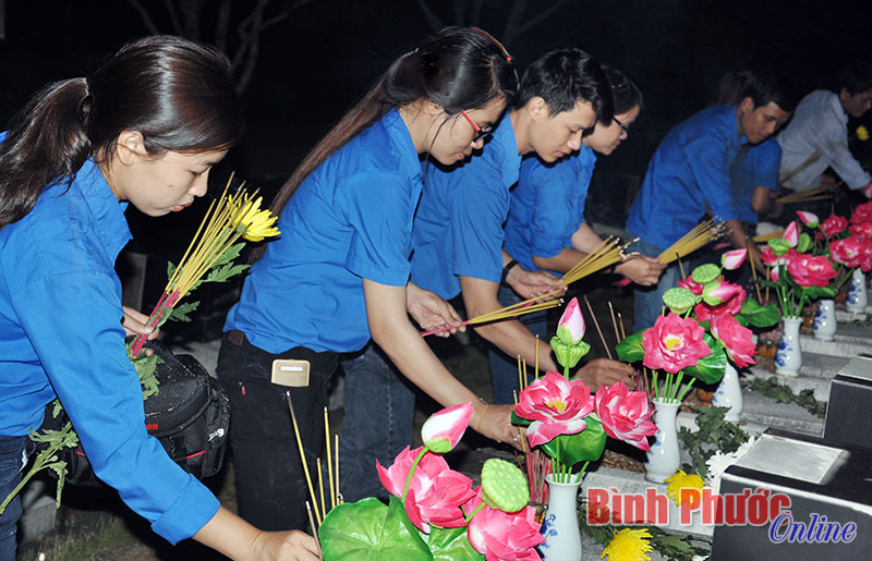 Tr&ecirc;n 500 đo&agrave;n vi&ecirc;n, thanh ni&ecirc;n thắp nến tri &acirc;n c&aacute;c anh h&ugrave;ng liệt sĩ