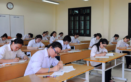 Một triệu thí sinh bắt đầu làm bài thi 'hai trong một'