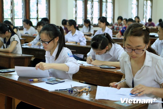 Sính đại học, thí sinh và phụ huynh cùng khổ