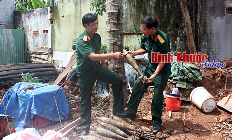 Thu gom v&agrave; xử l&yacute; an to&agrave;n 23 quả đạn ph&aacute;o tại phường T&acirc;n Xu&acirc;n