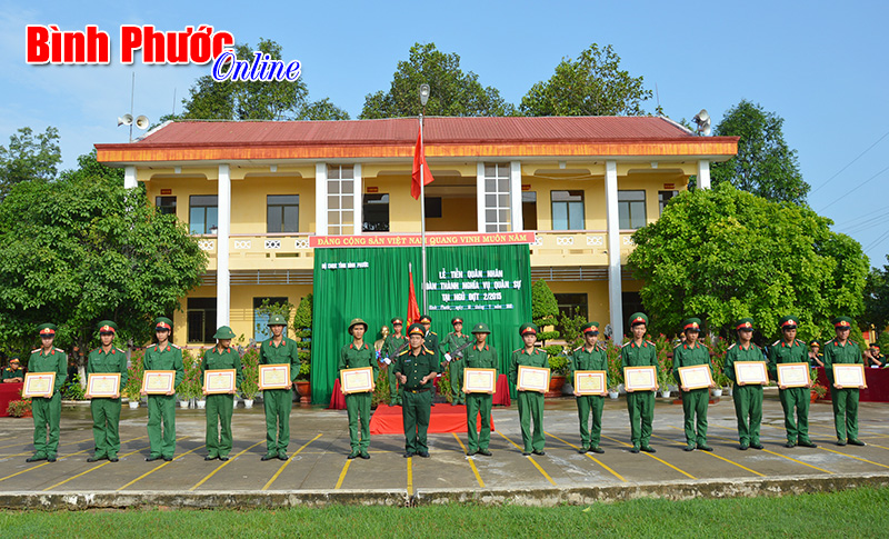Tiễn 140 qu&acirc;n nh&acirc;n ho&agrave;n th&agrave;nh nghĩa vụ qu&acirc;n sự về địa phương