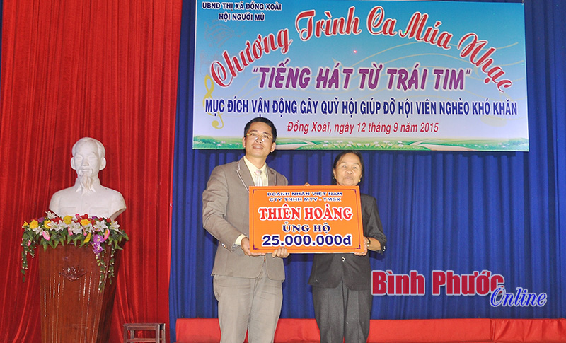 Chương trình văn nghệ “Tiếng hát từ trái tim” ủng hộ người mù Đồng Xoài