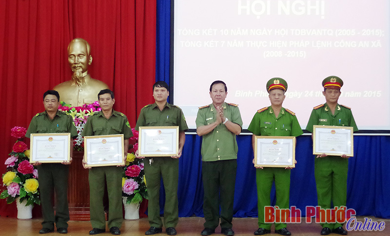 Tổng kết 10 năm &ldquo;Ng&agrave;y hội to&agrave;n d&acirc;n bảo vệ ANTQ&rdquo; v&agrave; 7 năm thực hiện Ph&aacute;p lệnh C&ocirc;ng an x&atilde;