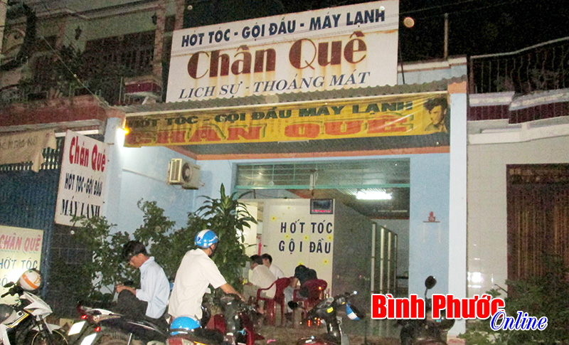 Trắng đ&ecirc;m c&ugrave;ng cảnh s&aacute;t h&igrave;nh sự