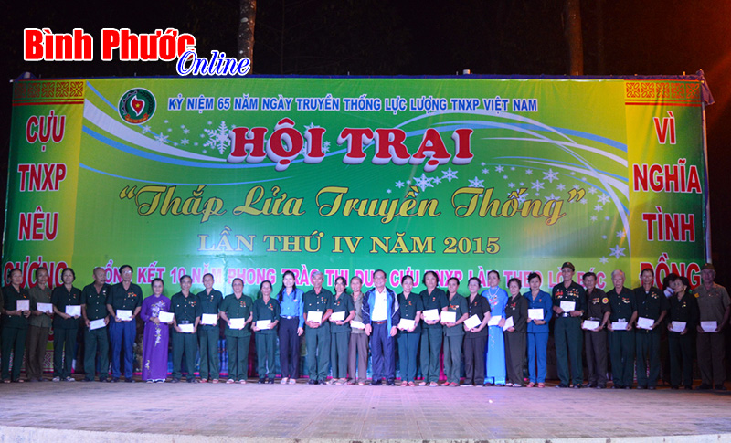 65 c&aacute; nh&acirc;n được tặng huy hiệu Cựu thanh ni&ecirc;n xung phong l&agrave;m theo lời B&aacute;c