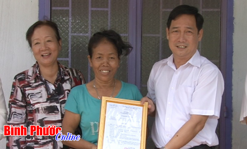 Trao tặng 3 căn nhà tình thương ở Hớn Quản