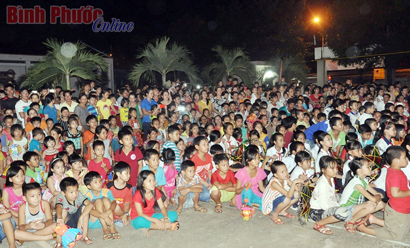 Gần 1.000 trẻ em x&atilde; Ph&uacute; Riềng vui hội trăng rằm