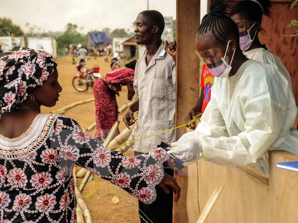 Số bệnh nhân nhiễm virus Ebola đã vượt ngưỡng 27.600 người