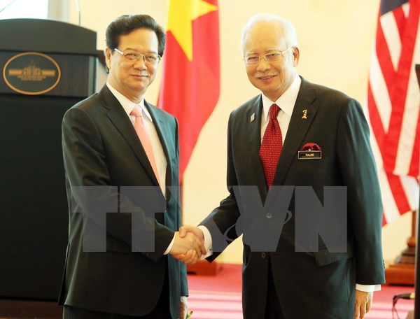 Việt Nam coi trọng quan hệ với c&aacute;c nước l&aacute;ng giềng ASEAN