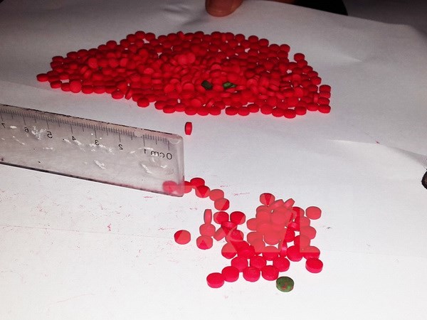 Bắt giữ 2 đối tượng vận chuyển gần 8.000 vi&ecirc;n ma t&uacute;y tổng hợp