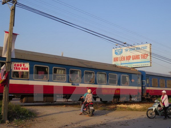 Va chạm với tàu hỏa, lái xe văng khỏi buồng lái và bị nước cuốn trôi