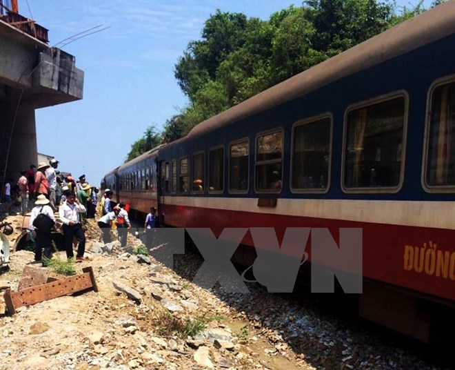 Tàu chở hàng 18 toa trật đường ray, đường sắt Bắc-Nam gián đoạn