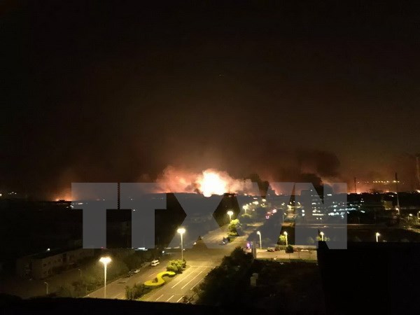 Vụ nổ tại Thiên Tân tạo nên một quả cầu lửa cao hơn 100m