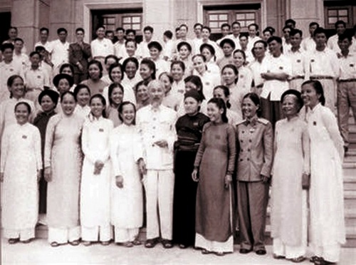 Phim tài liệu - Tình yêu dân ca trong trái tim Chủ tịch Hồ Chí Minh