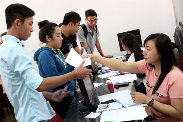 Bộ trưởng Bộ GD-ĐT yêu cầu tăng thời gian làm việc hàng ngày để phục vụ thí sinh rút hồ sơ 
