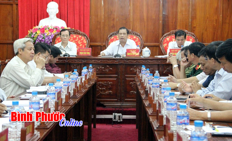 UBND tỉnh họp đ&aacute;nh gi&aacute; t&igrave;nh h&igrave;nh kinh tế - x&atilde; hội 6 th&aacute;ng đầu năm