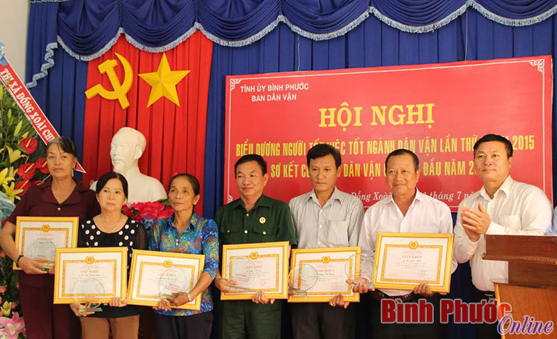 30 đại diện điển h&igrave;nh l&agrave;m tốt c&ocirc;ng t&aacute;c d&acirc;n vận được khen thưởng