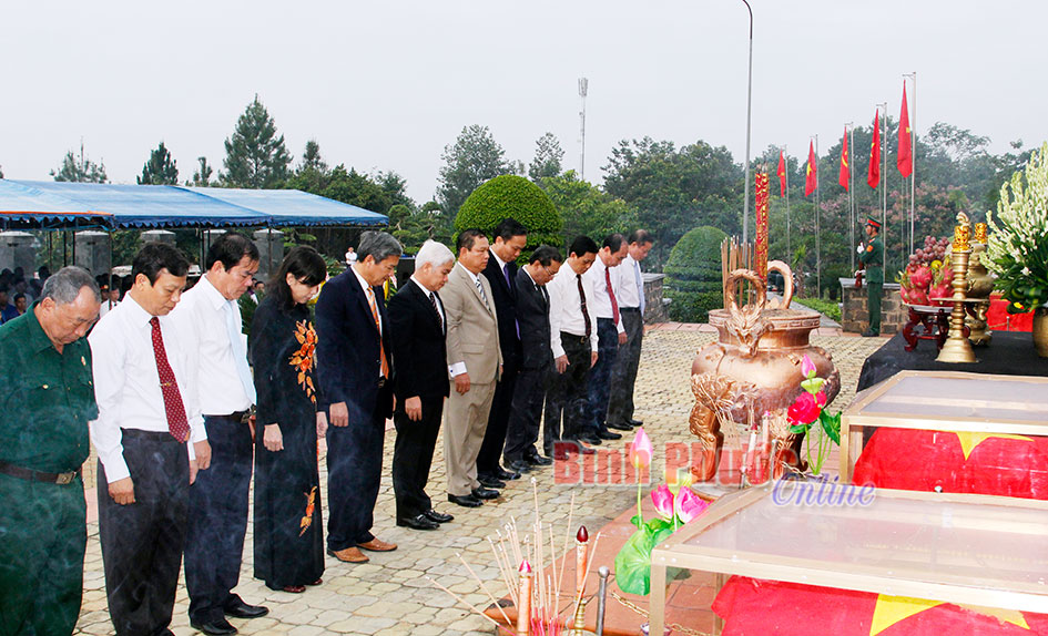 Lễ kỷ niệm 68 năm Ng&agrave;y thương binh - liệt sĩ (27-7-1947 - 27-7-2015) v&agrave; an t&aacute;ng h&agrave;i cốt liệt sĩ
