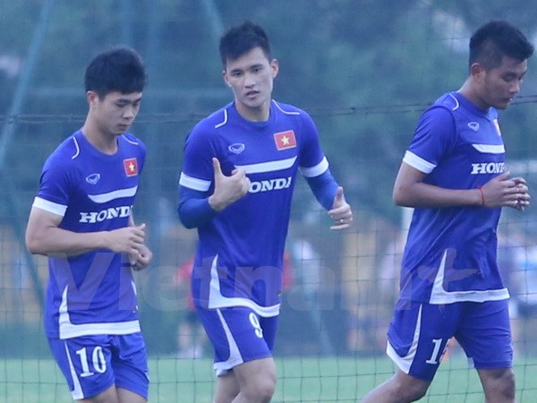 Công Vinh sẽ đá cặp Công Phượng trong cuộc đối đầu Man City?
