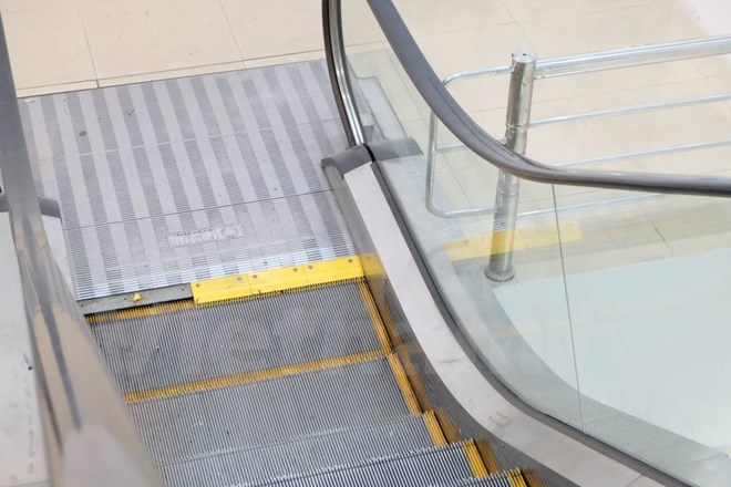 Bé trai 3 tuổi bị kẹt chân ở thang cuốn tòa nhà cao tầng