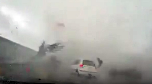 Vòi rồng bão Soudelor nuốt chửng xe hơi