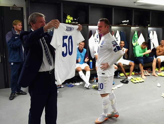 Rooney nói gì sau khi trở thành chân sút vĩ đại nhất "Tam sư"?