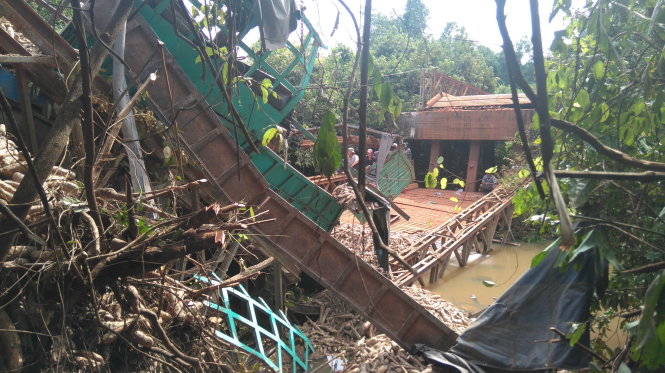 Xe quá tải gây sập cầu tại Tây Ninh