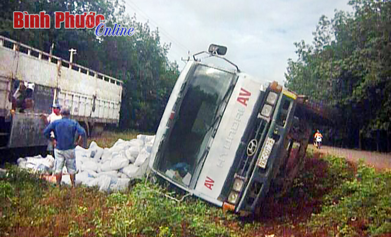 Xe tải chở xi măng bị lật v&igrave;... ch&acirc;n chống xe m&aacute;y