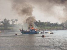 Nổ ghe ở Cà Mau: 1 người bị thương, dầu có nguy cơ tràn ra ngoài