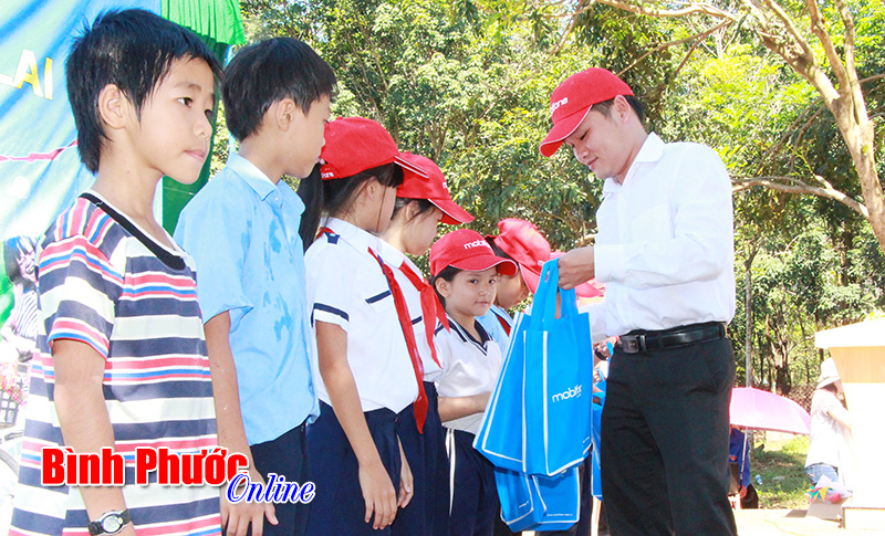 Mobifone khu vực 8 tặng quà học sinh huyện Bù Đăng trị giá trên 100 triệu đồng