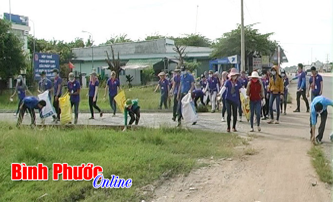 Trên 120 cán bộ, đoàn viên, sinh viên ra quân tổng vệ sinh môi trường