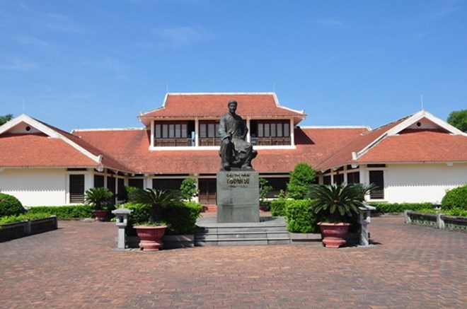 Đại thi h&agrave;o Nguyễn Du trong chương tr&igrave;nh ngữ văn phổ th&ocirc;ng