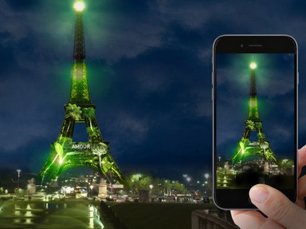 Tháp Eiffel chuyển màu xanh để ủng hộ nỗ lực phủ xanh Trái Đất