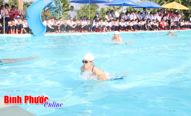 400 học sinh tham gia chương trình bơi phổ cập
