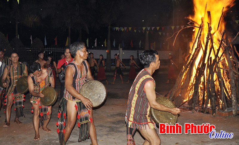 Nghiệm thu đề t&agrave;i Bảo tồn v&agrave; ph&aacute;t huy trang phục, ẩm thực truyền thống của d&acirc;n tộc S&rsquo;Ti&ecirc;ng