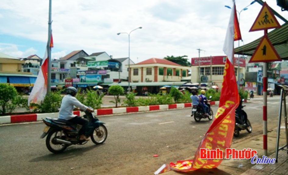 Tấm Pa-n&ocirc; tuy&ecirc;n truyền bị đứt ngang g&acirc;y phản cảm