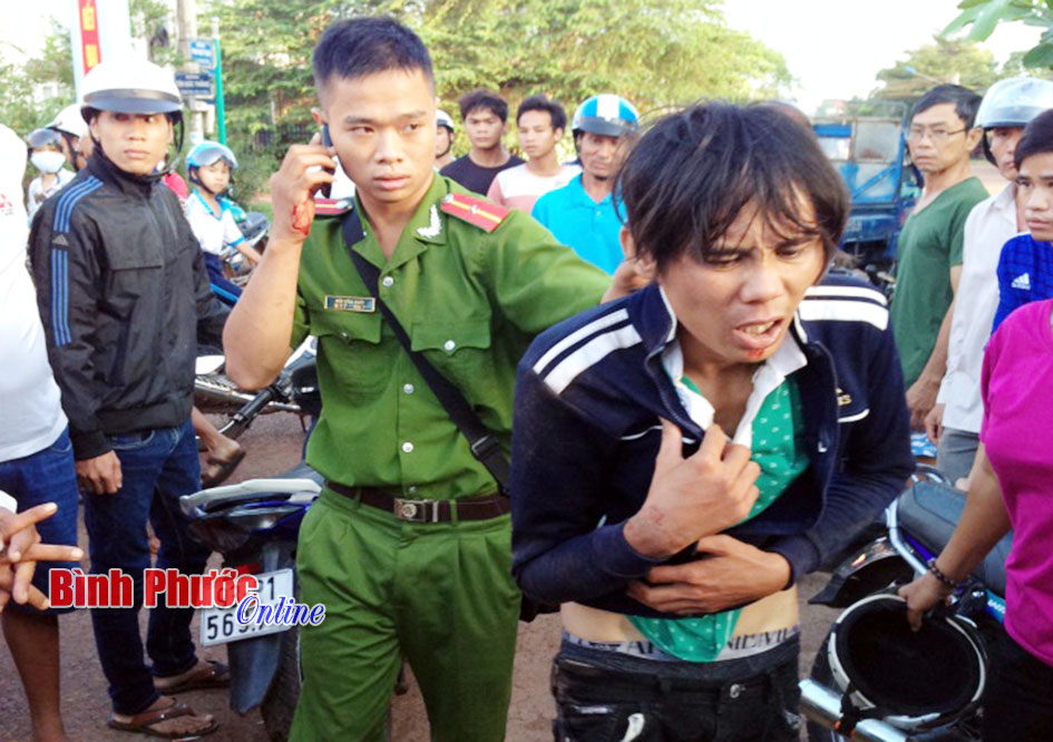 Trộm xe bị bắt tr&ecirc;n đường trốn chạy