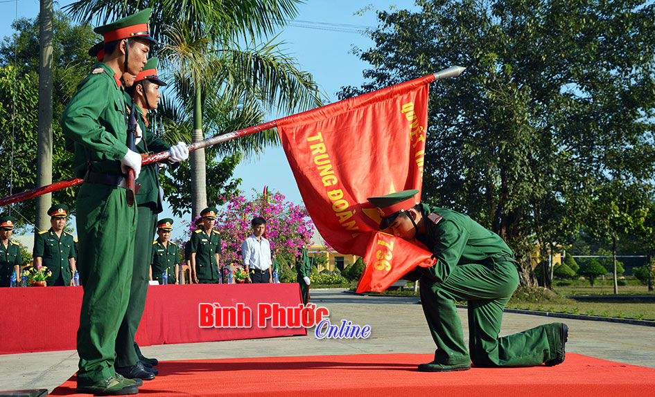 Tổ chức lễ tuy&ecirc;n thệ v&agrave; bế giảng kh&oacute;a huấn luyện chiến sĩ mới đợt 2/2015