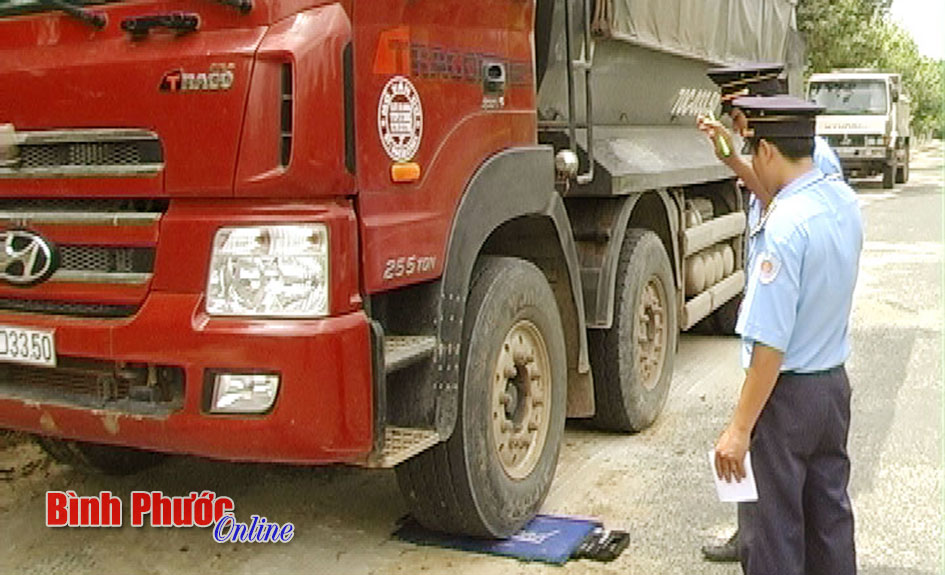 Bắt 2 xe chở đ&aacute; qu&aacute; tải