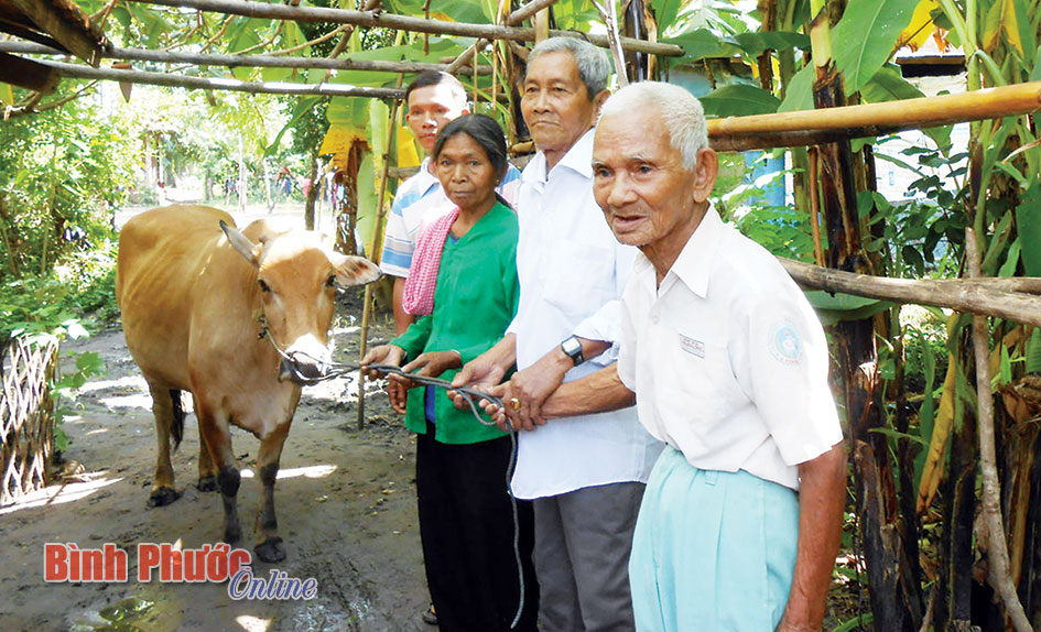 Tấm l&ograve;ng của đảng vi&ecirc;n l&atilde;o th&agrave;nh L&acirc;m Unh