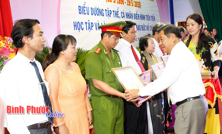 &ldquo;Y&ecirc;u B&aacute;c, l&ograve;ng ta trong s&aacute;ng hơn&rdquo;