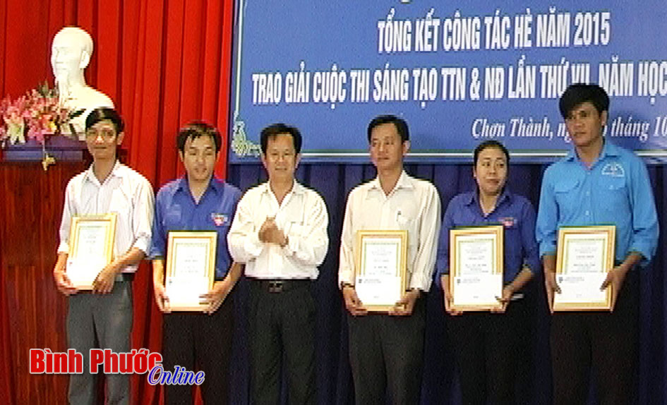 Chơn Thành: Trao giải cuộc thi sáng tạo thanh thiếu niên, nhi đồng năm học 2014-2015
