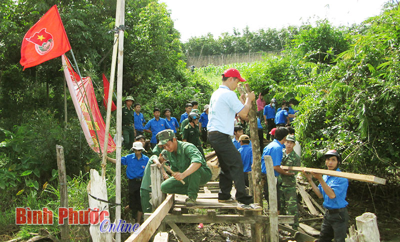 Huyện đoàn Phú Riềng kết nghĩa với Đồn biên phòng Cầu Trắng